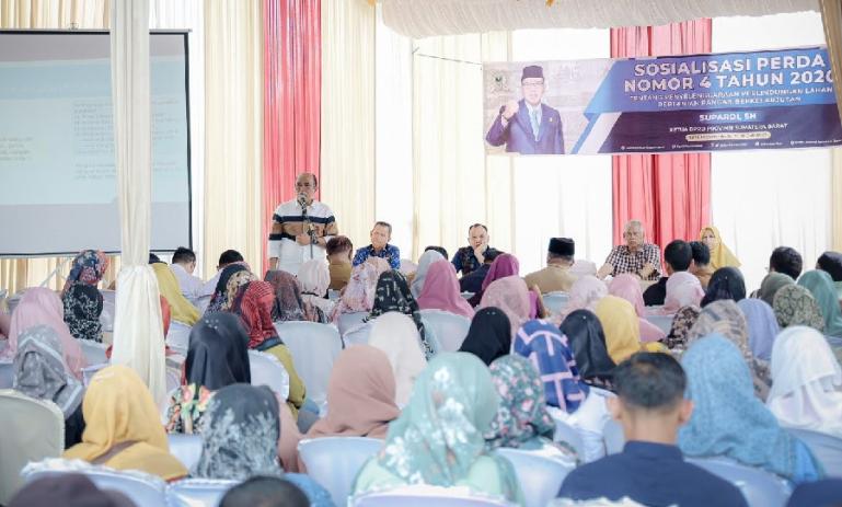 Ketua DPRD Sumbar, Supardi berikan penjelasan pada peserta Sosper No.4/2020 di Bukittinggi, Senin (17/7). (Dok : Istimewa)