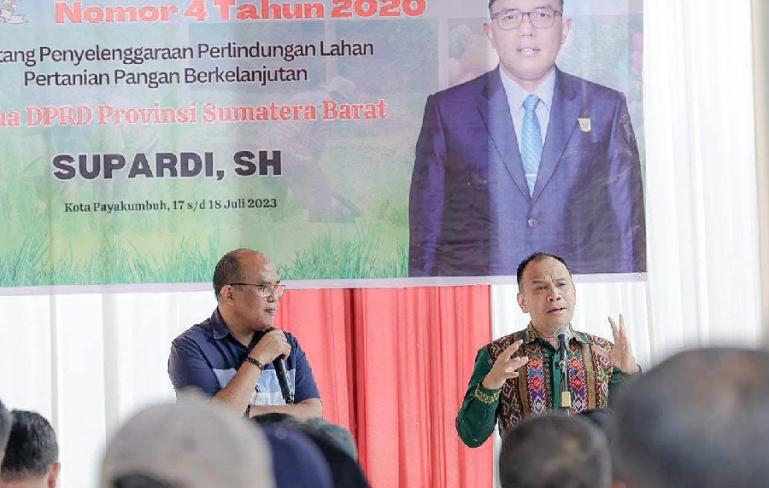 Ketua DPRD Sumbar Supardi bersama nara sumber berikan penjelasan tentang keberadaan Perda No.4/2020 pada masyarakat petani di Kota Payakumbuh dan Kabupaten Limapuluh Kota, Selasa (18/7). (Dok : Istimewa)