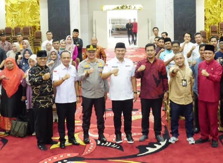 Bupati Sutan Riska Tuanku Kerajaan bersama ketua KI Sumbar, Nofal Wiska dan Komisioner KI, Adrian Tuswandi saat buka bimtek penguatan kelembagaan PPID se Pemkab Dharmasraya, di auditorium kantor bupati setempat, Jumat (28/7). (Dok : Istimewa)