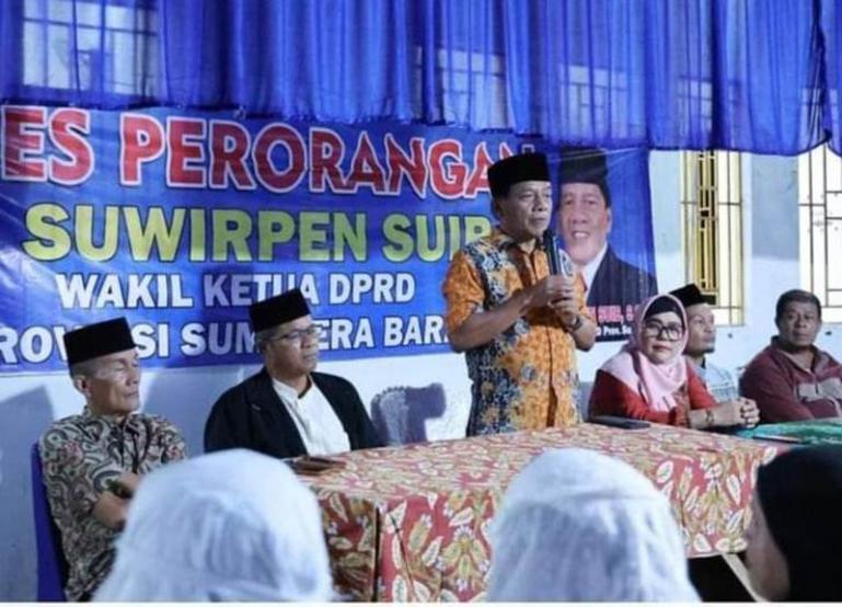 Wakil Ketua DPRD Sumbar, Suwirpen Suib laksanakan reses di Lubuk Minturun Kelurahan Koto Panjang Ikur Koto Kecamatan Koto Tangah Kota Padang, Jumat malam (21/7). (Dok : Istimewa)