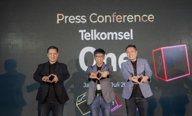 Direktur Utama Telkomsel, Hendri Mulya Syam (tengah) dan jajaran usai Press Conference Peluncuran Telkomsel One. (Dok : Istimewa)
