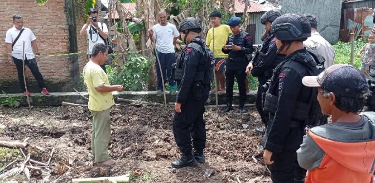 Tim Gegana Polda Sumbar lakukan pemeriksaan lokasi tempat ditemukannya granat tangan di dekat rumah warga di Kampung Tarandam,  Kelurahan Andalas Kecamatan Padang Timur, Minggu siang (16/7). (Dok : Istimewa)