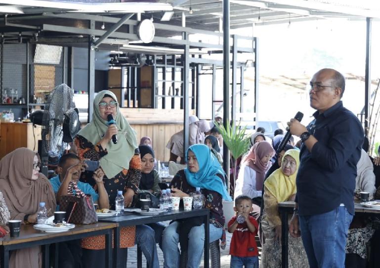 Ketua DPRD Sumbar Supardi menampung aspirasi yang disampaikan pelaku UMKM Kota Payakumbuh dan Kabupaten Limapuluh Kota, Selasa (25/7). (Dok : Istimewa)
