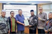 Anggota DPRD Sumbar, Zarfi Deson ketika terima kunjungan tokoh masyarakat Lengayang Pessel, di gedung DPRD Sumbar, Senin (17/7). (Dok : Istimewa)
