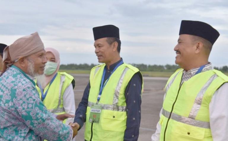 Wako dan Wawako Pariaman menyambut kepulangan jamaah haji asal Kota Pariaman di BIM, Selasa pagi (18/7). (Dok : Istimewa)