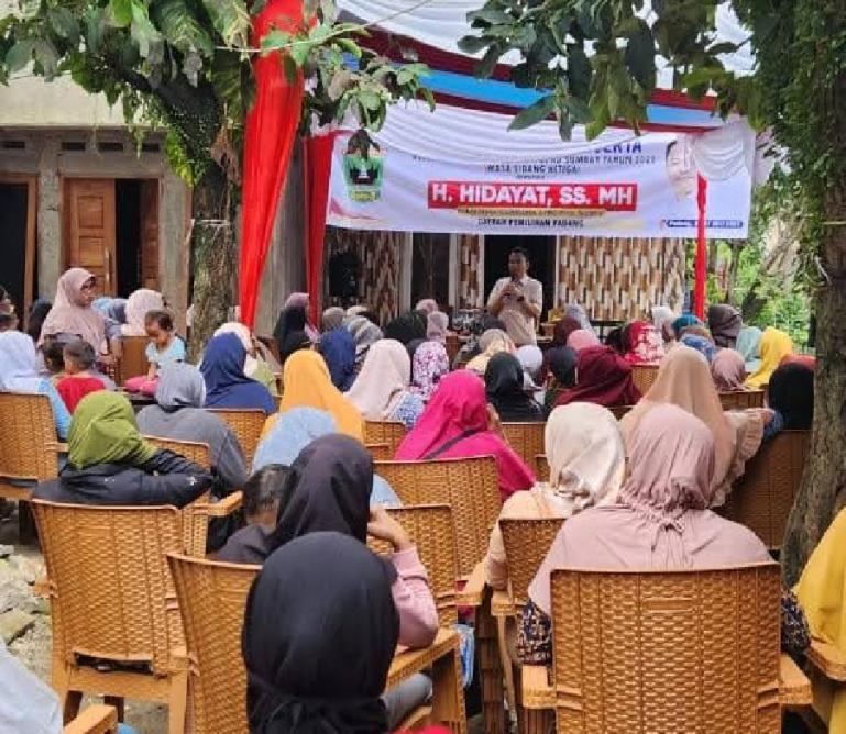 Anggota DPRD Sumbar dari Dapil Sumbar 1 (Kota Padang), Hidayat bersama warga saat lakukan reses dapil di Lolong Belanti, Kecamatan Padang Utara, Kamis (20/7). (Dok : Istimewa)