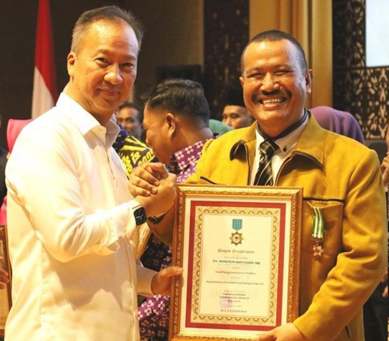 Wawako Mardison terima penghargaan dari Menteri Perindustrian RI, Agus Gumiwang Kartasasmita di auditorium Universitas Negeri Padang(UNP), Minggu (23/7). (Dok : Istimewa)