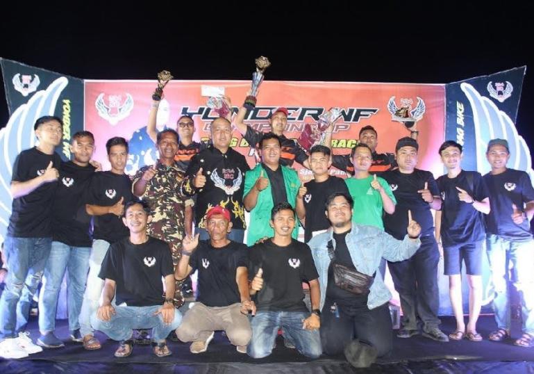 Yonder WF Alvaren bersama para pemenang balap drag bike dan drag race di Yonder WF Drag Bike & Drag Race Championship putaran 1 belum lama ini. (Dok : Istimewa)