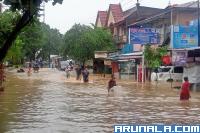 Tim Gabungan Kota Padang Lakukan Evakuasi: Jumat Pagi, Banjir Landa Kota Padang