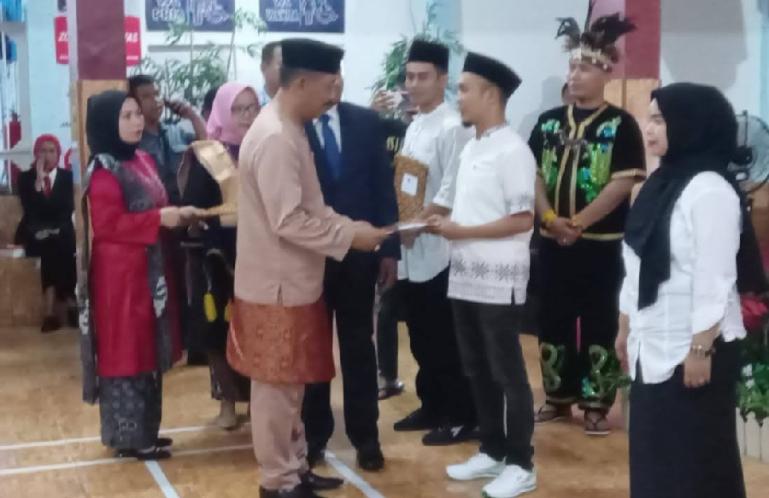 Kepala Kanwil Kemenkum HAM Sumbar, Haris Sukamto serahkan surat pembebasan kepada salah satu napi saat peringatan HUT RI ke 78, Padang, Kamis (17/8). (Dok : Istimewa)