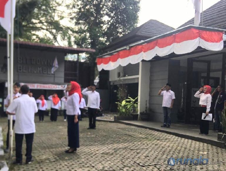 Ketua DPW Partai Perindo Sumbar, Hefri Admen Handra pimpin upacara bendera peringatan HUT RI ke-78 di halaman kantor DPW, di Padang, Kamis pagi (17/8). (Foto : Arzil)