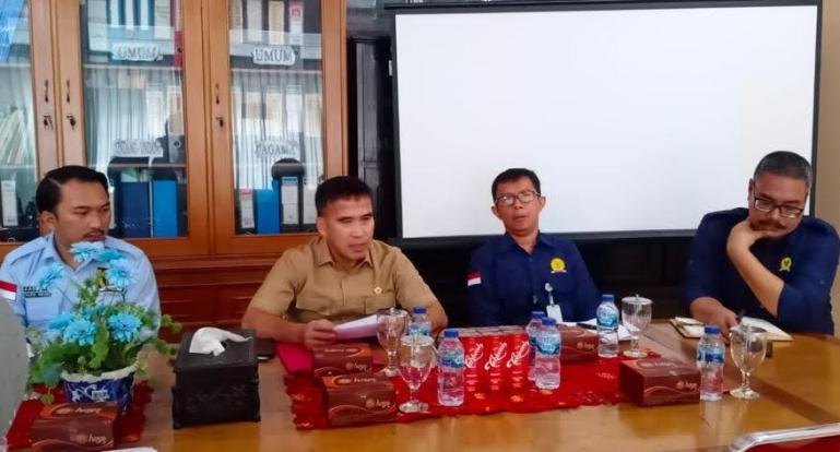 Anggota DPD RI, Alirman Sori bersama Komisioner Komnas HAM Sumbar dalam kegiatan masa reses dirinya, di Padang, Selasa (8/8). (Dok : Istimewa)