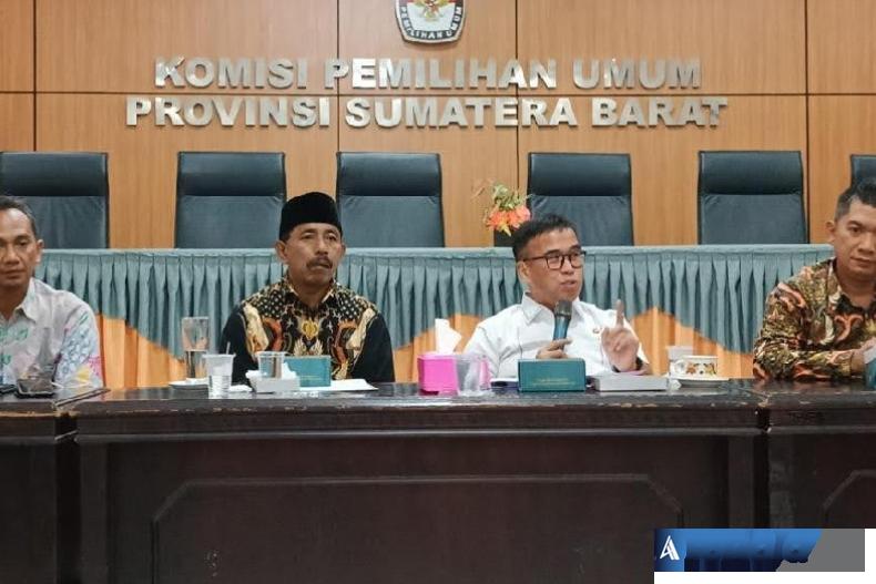 Anggota DPD RI asal Sumbar, Alirman Sori sampaikan beberapa hal terkait kerawanan pada tahapan pemilu 2024 di KPU Sumbar, Selasa (1/8). (Foto : Arzil)