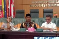 Ketua KPU Sumbar, Surya Efitrimen berikan paparannya kepada Anggota DPD RI, Alirman Sori menyangkut kinerja KPU Sumbar laksanakan tahapan pemilu 2024, di Padang, Selasa (1/8). (Foto : Arzil)