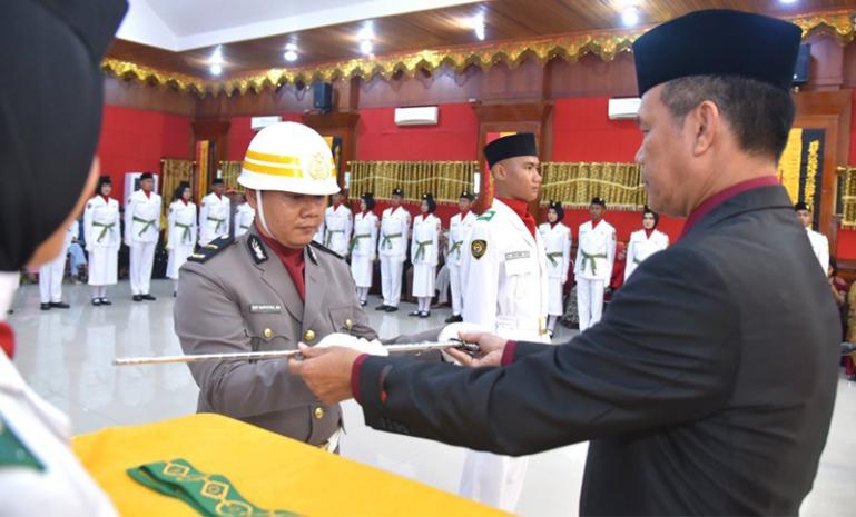 Wako Pariaman, Genius Umar saat mengukuhkan anggota Paskibra Kota Pariaman di Aula Balaikota Pariaman, Selasa (15/8). (Dok : Istimewa)