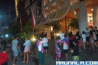 Terlihat para tamu salah satu hotel di Kuta Bali, berkumpul diluar hotel setelah dikejutkan kejadian gempa pada Selasa dini hari (29/8). (Foto : Arzil)