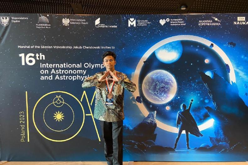 Zahran Nizar Fadhlan, siswa asal SMAN 1 Padang bersama medali perunggu di ajang The 16Th International Olympiad on Astronomy and Astrophysics (IOAA) 2023. (Dok : Istimewa)