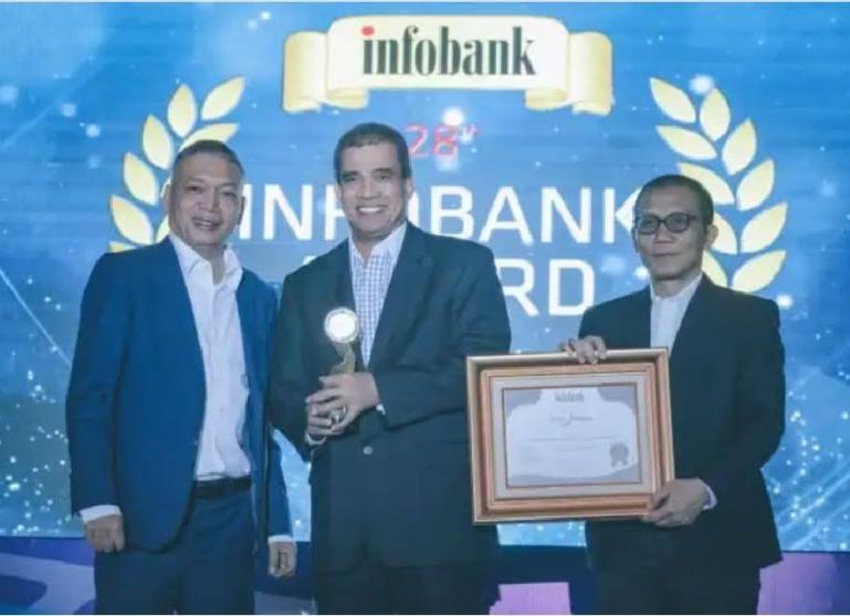 Direktur Operasional Bank Nagari, Syafrizal menerima penghargaan dari Chairman Infobank Media Group Eko B. Supriyanto di The Ritz Carlton, Jakarta, Jumat (25/8). (Dok : Istimewa)