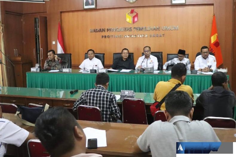 Suasana jumpa pers yang diadakan ketua dan anggota Bawaslu Sumbar dengan wartawan di kantor Bawaslu Sumbar, Rabu sore (2/8). (Foto : Arzil)