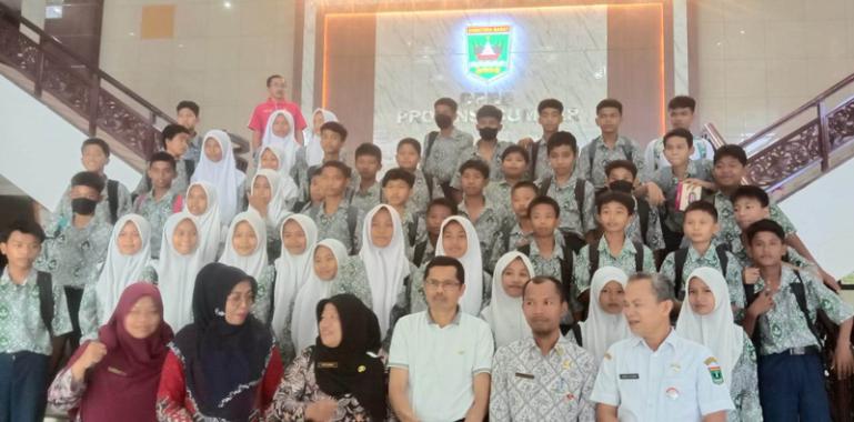 Sekwan Raflis bersama SMPN 43 Padang saat lakukan kunjungan ke DPRD Sumbar, Rabu (30/8). (Dok : Istimewa)