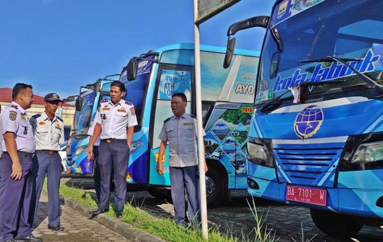 Kepala Dishub, Afwandi dan jajarannya periksa kondisi bus sekolah di kawasan Terminal Jati Pariaman, Senin pagi (7/8). (Dok : Istimewa)
