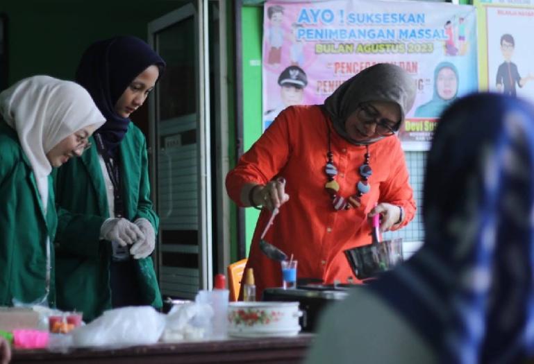 Dosen pembimbing KKN Unand, Imelda Indah Lestari bersama mahasiswa dan masyarakat Nagari Lubuak Batingkok saat workshop pemanfaatan limbah pertanian di nagari itu beberapa waktu lalu. (Dok : Istimewa)