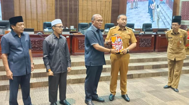 Ketua DPRD Sumbar, Supardi bersama Wagub Audy Joinaldy seusai rapat paripurna DPRD, Senin, (28 /8). (Dok : Istimewa)