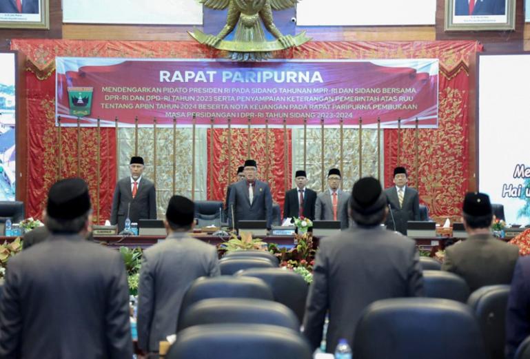 Ketua DPRD Sumbar, Supardi saat pimpin rapat paripurna mendengarkan pidato Presiden RI pada sidang tahunan MPR RI dan sidang bersama DPR RI tahun 2023, di ruang rapat utama DPRD Sumbar, Rabu (16/8). (Dok : Istimewa)