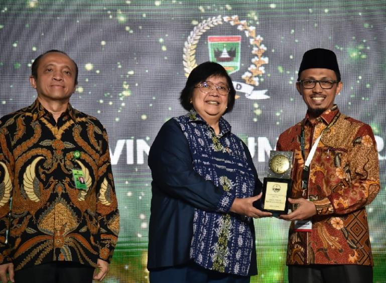 Wakil Ketua DPRD Sumbar Irsyad Syafar atas nama unsur pimpinan terima penghargaan Green Leadership Nirwasita Tantra 2022 dari Menteri KLHK, Siti Nurbaya di Jakarta, Selasa (29/8). (Dok : Istimewa)