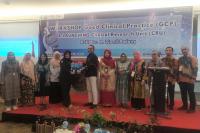 Prosesi Peluncuran Clinical Research Unit (CRU) RSUP Dr M Djamil oleh Plt Direktur SDM, Pendidikan dan Penelitian RSUP Dr M Djamil dr Dedi Sutia SpN (K) didampingi Ketua CRU dr Asrawati SpA (K) MBiomed. (Dok: Istimewa)