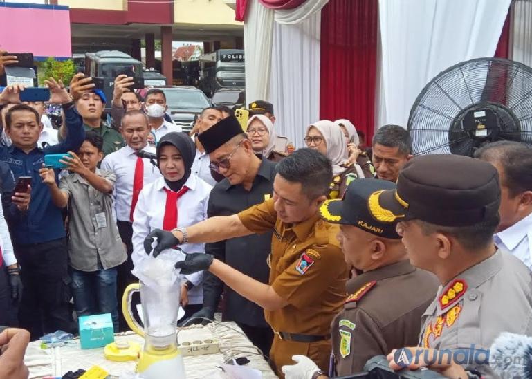 Wawako Padang, Ekos Albar ikut memusnahkan barang bukti narkoba di halaman Mapolresta Padang, Senin (21/8). (Foto : Derizon)