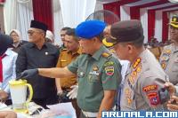 Denpom 1-4 Padang, Letkol Cpm Rajiman Saragih musnahkan barang narkoba disaksikan Kapolresta Padang Kombes Pol Ferry Harahap dan lainnya di halaman Mapolresta, Senin (21/8). (Foto : Derizon)