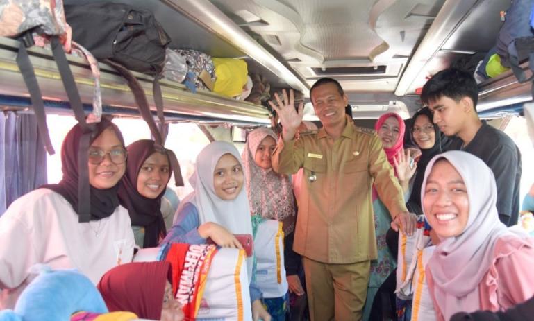 Wali Kota Pariaman, Genius Umar melepas keberangkatan 21 orang mahasiswa dari program Saga Saja yang diterima kuliah di beberapa perguruan tinggi ternama di Indonesia, Senin (8/8). (Dok : Istimewa)