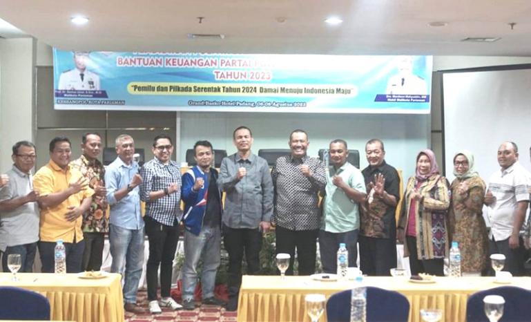 Wali Kota Pariaman, Genius Umar membuka bimtek tata kelola bantuan keuanganp parpol pada salah satu hotel di Padang, Minggu (6/8). (Dok : Istimewa)