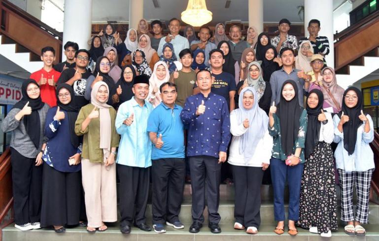 Wali Kota Pariaman Genius Umar bersama para mahasiswa dari program Saga Saja yang diterima kuliah di tahun 2023 pada UI dan Tel-U Bandung, Jumat (4/8). (Dok : Istimewa)