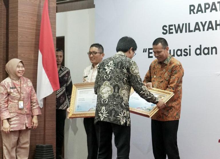 Wali Kota Pariaman, Genius Umar menerima penghargaan BKN Award 2023 dari Plt Kepala BKN RI, Haryomo Dwi Putranto di Jakarta, Rabu (9/8). (Dok : Istimewa)