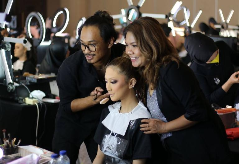 MUA Hanif saat memake up. (Dok : Istimewa)