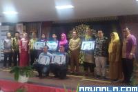 Gubernur diwakili Asisten II Setprov Yozawardi UP SHut MSi, Kepala Dinas Kelautan dan Perikanan Sumbar Dr Ir Reti Wafda MTp, dan dewan juri bersama pemenang Putra Putri Maritim Award 2023 di Aula Dinas Kelautan dan Perikanan Sumbar, Senin (14/8). (Foto :