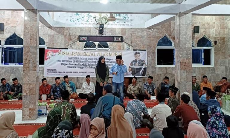 Anggota DPD RI, Alirman Sori ketika memberikan sosialisasi Empat Pilar MPR RI pada jamaah Musala Al Urwatil Wusqa, Nagari Duku Utara, Kecamatan Tarusan, Pessel, melaksanakan sosialisasi Minggu malam (6/8). (Dok Istimewa)