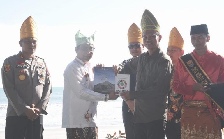 Kemendes PDTT, Abdul Halim Iskandar berikan penghargaan pada Wako Pariaman, Genius Umar dalam launching Lomba Desa Wisata Nusantara tahun 2023 di Desa Apar, Kota Pariaman, Jumat (11/8). (Dok : Istimewa)