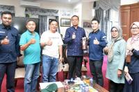 Kepala LKKPN Pekanbaru Rahmat Irfansyah beserta rombongan di ruang kerjanya Wako Pariaman, Genius Umar, Jumat (4/8).  (Dok : Istimewa)