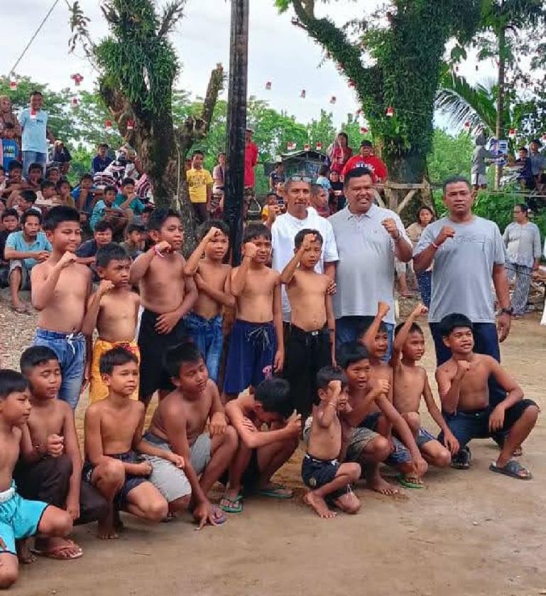 Ketua LPM Kelurahan Kampung Lapai, Padang, Sonny Affandi bersama warga saat peringatan HUT RI ke-78 di Padang, Jumat (18/8). (Dok : Istimewa)