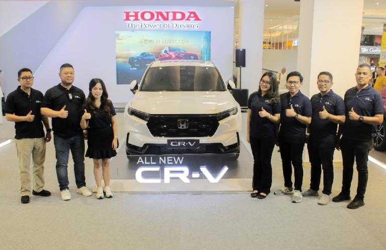 Direktur Honda Gajah Motor Padang, Alberto Gani bersama jajaran pihak PT Honda Prospect Motor saat launching All New Honda CR-V di Transmart Padang, Kamis (31/8). (Dok : Istimewa)