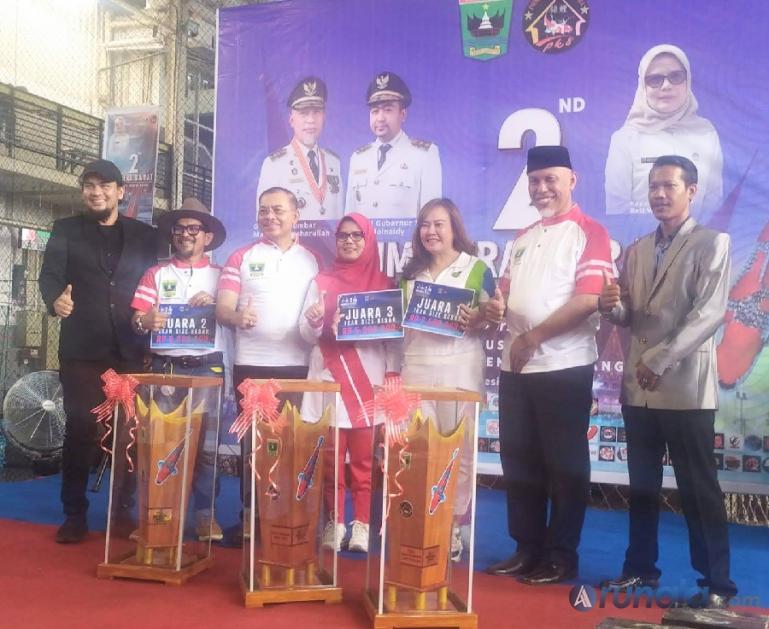 Gubernur Sumbar Mahyeldi Ansharullah, Kapolda Sumbar Irjen Pol Suharyono, Kadis DKP Sumbar Dr Ir Reti Wafda MTp bersama pemenang 2nd Sumatera Barat Youth Koi Show 2023 di G_Sport Center Padang, Minggu (13/8). (Foto : Fajril)