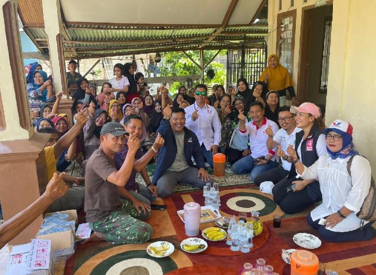 Ketua DPW Partai Perindo Sumbar, Hefri Admen Handra dan Ketua Perindo Kota Padang Imron Jamil bersama kader dan masyarakat Kampung Jua saat buat Kampung Perindo, Minggu (27/8). (Dok : Istimewa)