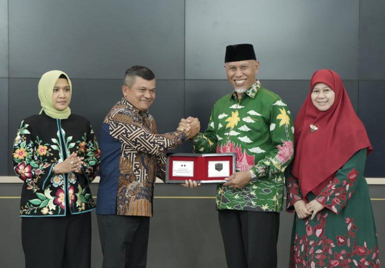 Gubernur Sumbar, Mahyeldi dan nyonya menerima Pandam I Bukit Barisan Mayjen Achmad Daniel Chardin Sabtu malam (12/8). (Dok : Istimewa)