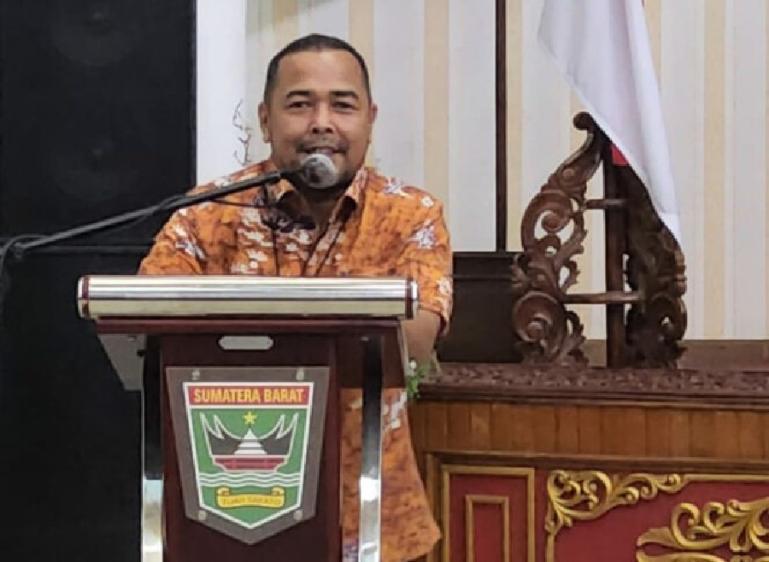 Adrian Tuswandi, Komisioner KI Sumbar yang menyatakan undur diri saat kegiatan bimtek monev 2023 KI Sumbar, Rabu (23/8). (Dok : Istimewa)