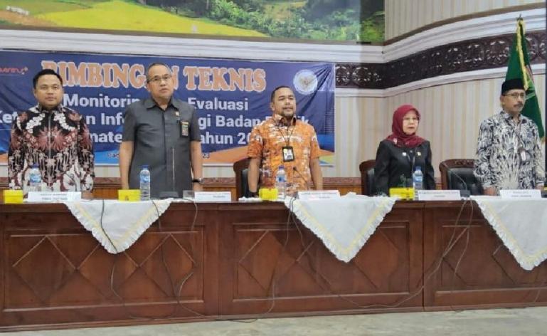 Ketua KPU Sumbar, Surya Efitrimen dan Anggota Bawaslu Sumbar, M Khadafi hadir dalam monev KIP yang diadakan KI Sumbar, Rabu (23/8). (Dok : Istimewa)