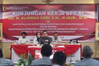 Anggota DPD RI, Alirman Sori sedang melakukan rapat kerja Kanwil Kemenkum HAM Sumbar, di Padang, Senin siang (7/8). (Dok : Istimewa)