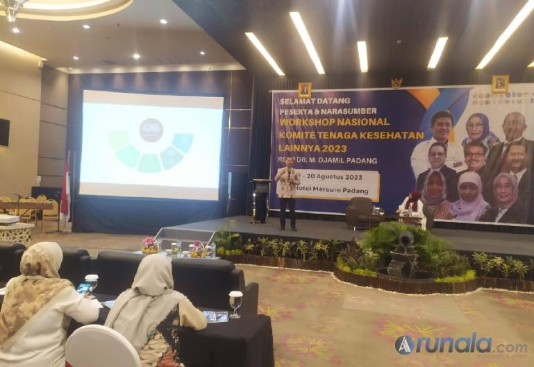 Ketua Umum Persi dr Bambang Wibowo SpOG KFM MARS FISQua saat memaparkan materi dalam Workshop Nasional Komite Tenaga Kesehatan Lainnya di Hotel Mercure Padang, Sabtu (19/8). (Foto : Fajril)